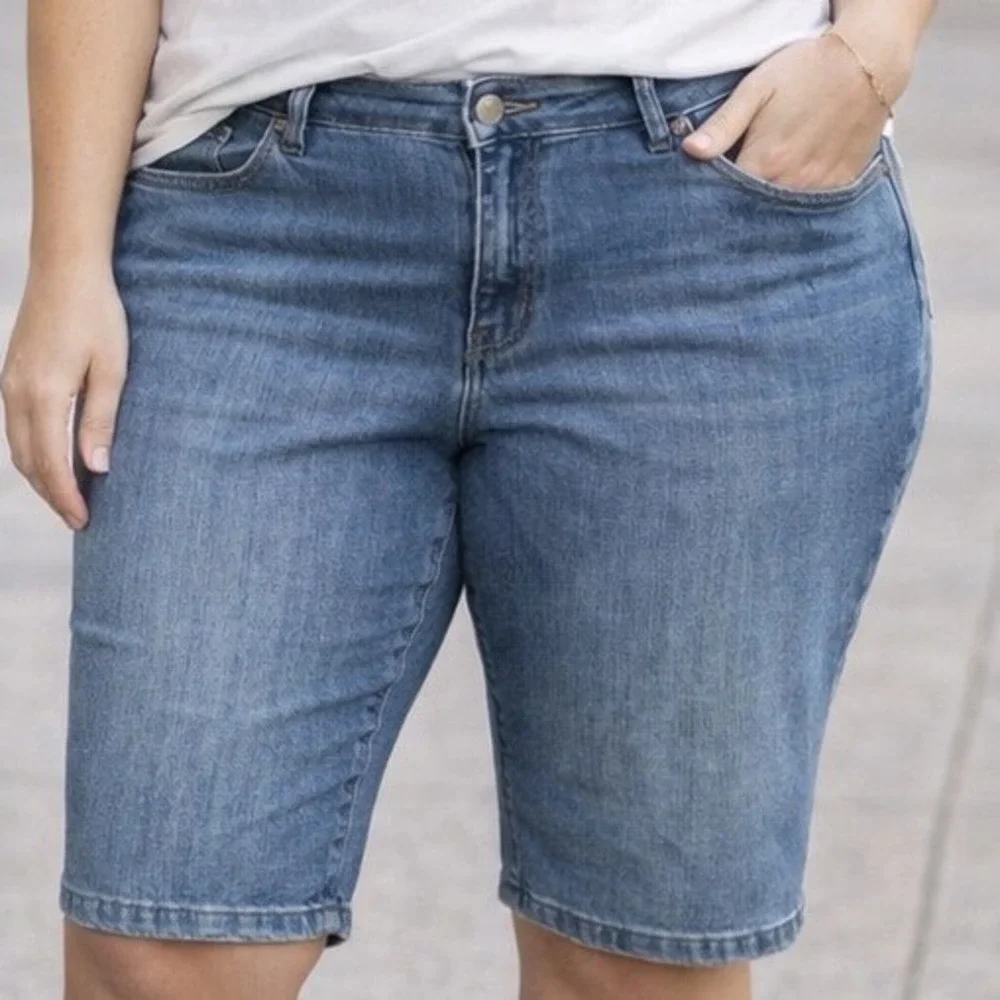 Gloria Vanderbilt Womens Bermuda Denim Shorts Medium Wash Blue Size 12 D23294RBT
